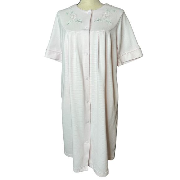 Miss Elaine Robe in Light Pink with Embroidery at Neckline Snap Close Size Small - Picture 1 of 6
